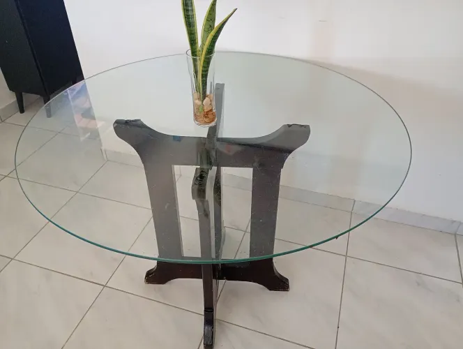 Mesa com tampo de vidro.com base de madeira