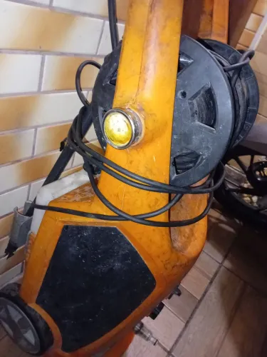 Vendo jato d'água com defeito