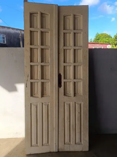 PORTAS e JANELAS DE MADEIRA ( TUDO POR 800 )
