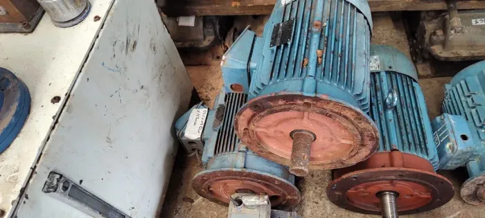 *VENDO MOTORES DE 15 CV 4 POLOS W22 COM FLANGE.*