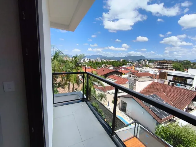 Sobrado para Venda em Joinville, Saguaçu, 3 dormitórios, 3 suítes, 1 banheiro, 4 vagas