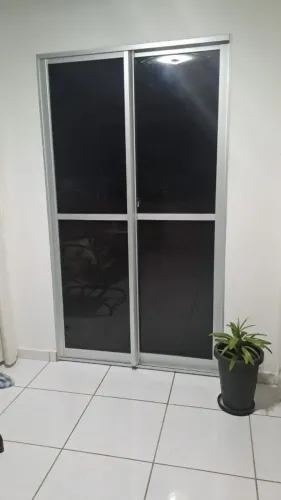 Porta de vidro com esquadrilha de alumínio tamanho 2,09 cm de altura , 1,2cm largura0