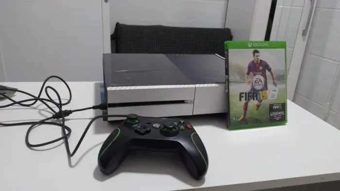Xbox One Fat Com um controle com fio, caixa e nota fiscal