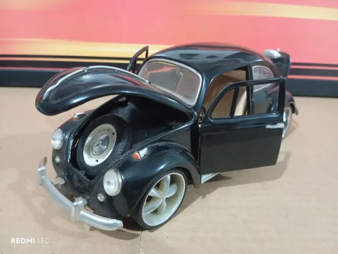Miniatura Volkswagen Beetle 1967 - Sunnyside - escala 1/18 (com detalhes)