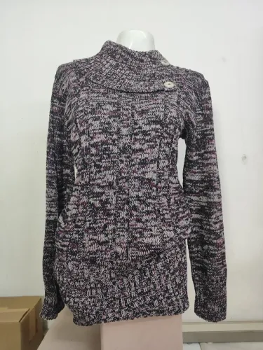 Blusa/Suéter de Tricot Feminino com gola alta assimétrica e botões decorativos.