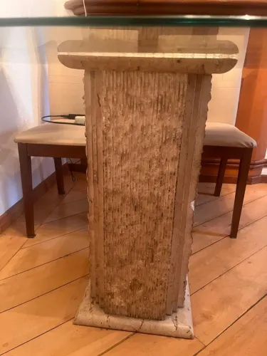 Base para mesa de quatro lugares, em mármore Travertino apicoado