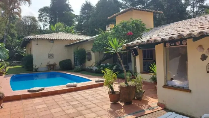 CASA TÉRREA COM MUITA PRIVACIDADE E STUDIO COMPLETO PARA GRAVAÇÃO.