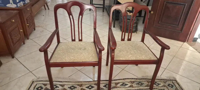 Par de poltronas em Mogno