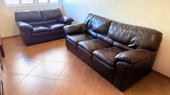Conjunto de sofás usados em couro 2 e 3 Lugares - Marrom
