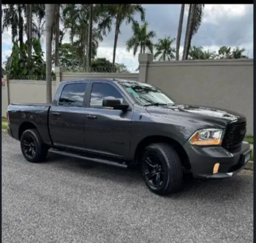 Imagem de Ram Classic Laramie Night Edition 5.7 V8 16V Gasolina 4X4 Aut. 2023