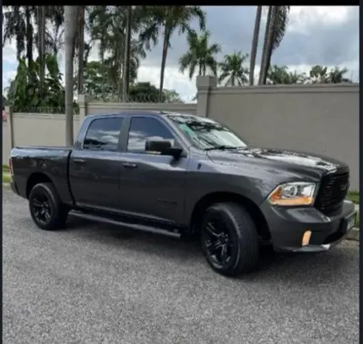 Ram Classic Laramie Night Edition 5.7 V8 16V Gasolina 4X4 Aut. 2023