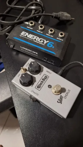 Pedal e fonte para guitarra 