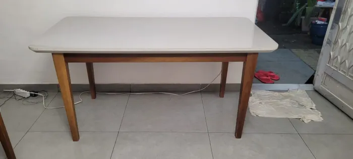 Mesa com 4 cadeiras com tela, madeira maciça e tampo de vidro 