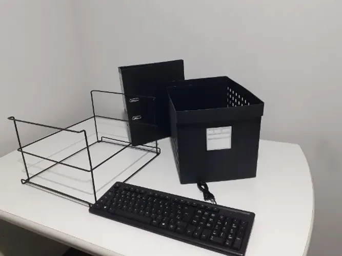 **KIT ESCRITÓRIO: 1 TECLADO HP + 1 PASTA AZ OFÍCIO + 1 SUPORTE ARAMADO + 1 ARQUIVO PLÁSTIC