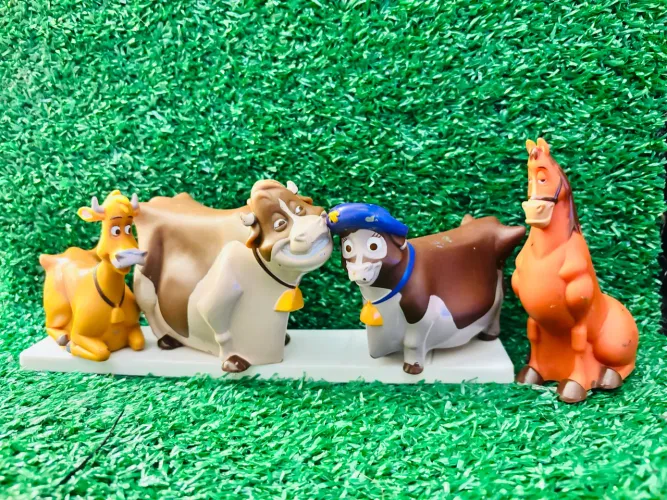 Lote de Miniaturas Filme Nem que a Vaca Tussa - Disney