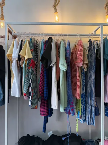 Lote de roupas femenina na etiqueta