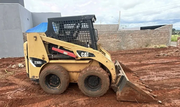 Minicarregadeira Caterpillar 216B3 ano 2013 com motor novo, em SP