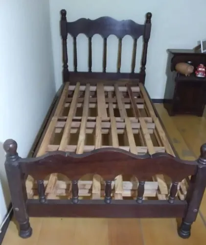 Cama de madeira maciça solteiro sem colchão.
