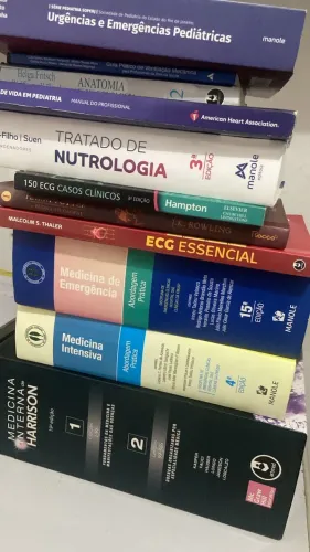Conjunto de Livros de Medicina (9 livros + 1 box com 2 livros)