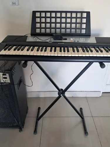 Teclado e caixa de som 