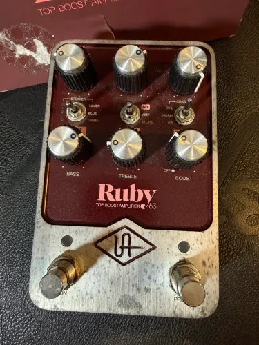 Pedal universal audio ruby vox manchado
