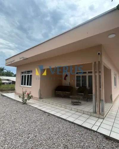 Casa com 03 Dormitórios Semi-mobiliada em Itajaí