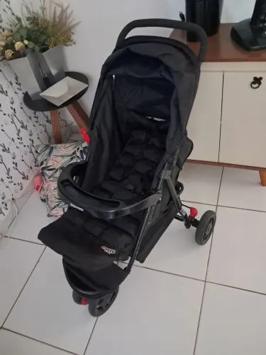 Carrinho de bebê muito novo