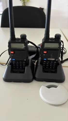 Kit 2 rádio comunicador baofeng com fone lapela e comando 