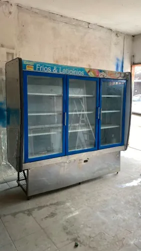 Expositor auto serviço 3 portas laticínios e bebidas