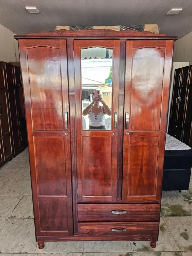 Guarda roupa conservado de pinho