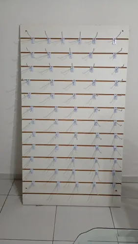 Expositor Painel Canaletado 1,50cm de comprimento por 0,85cm de largura com 60 ganchos.