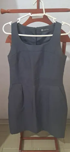 Vestidos tecido encorpado numeração 44.Super novooooooo.