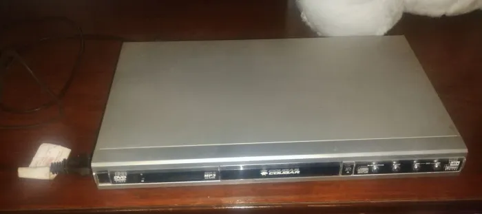 DVD Player Cougar - Lê CD e DVD (com detalhe na bandeja)