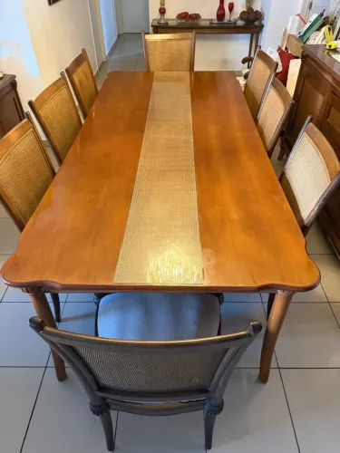 Mesa de 8 lugares em madeira maciça, com as cadeiras