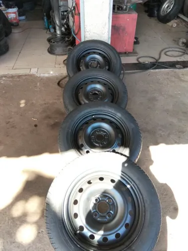 4 rodas aro15 furacão 4/100 cabe em vários carros VW, GM, HB 20, Toyota Etio 
