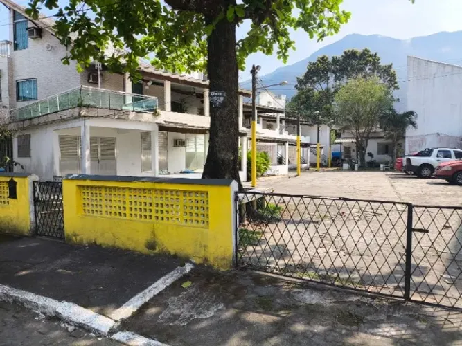 Estamos Vendendo um imóvel bem localizado, com 2 quartos 2 banheiro cozinha sala área