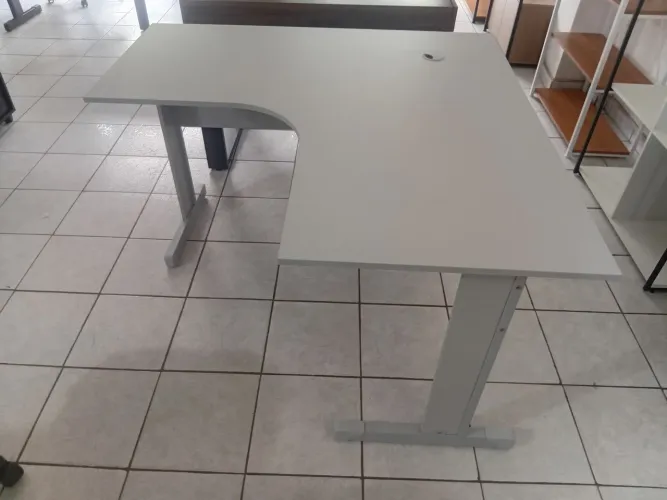 Mesa em L cinza 1.20x1.20m