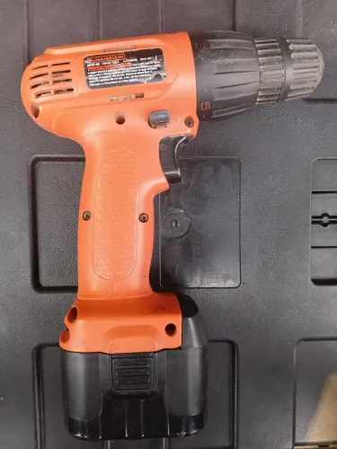 Parafusadeira Black & Decker funcionando