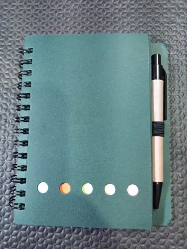 Kit 30 Blocos de Notas Ecológicos Kraft Espiral + Canetas e Adesivos