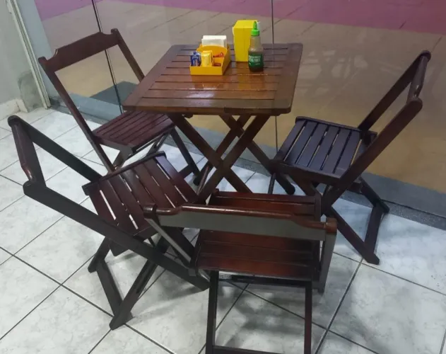 Jogo de mesa com 4 cadeiras de madeira envernizada semi novas