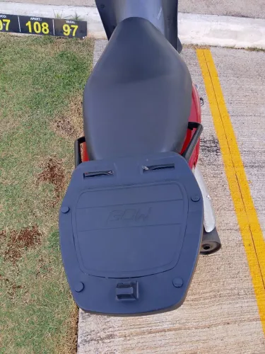 Suporte do baú e baú para moto