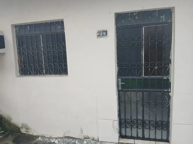Aluga-se quarto no japiim pra solteiro 
