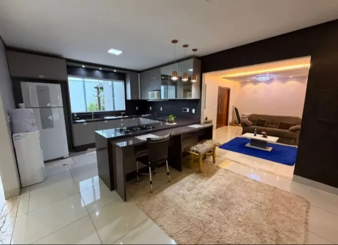 Ótima casa 4/4 sendo 03 suítes