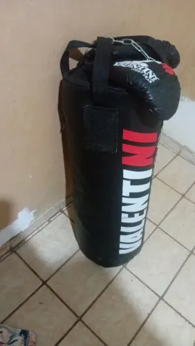 Vende-se saco de boxeador completo resistente grande