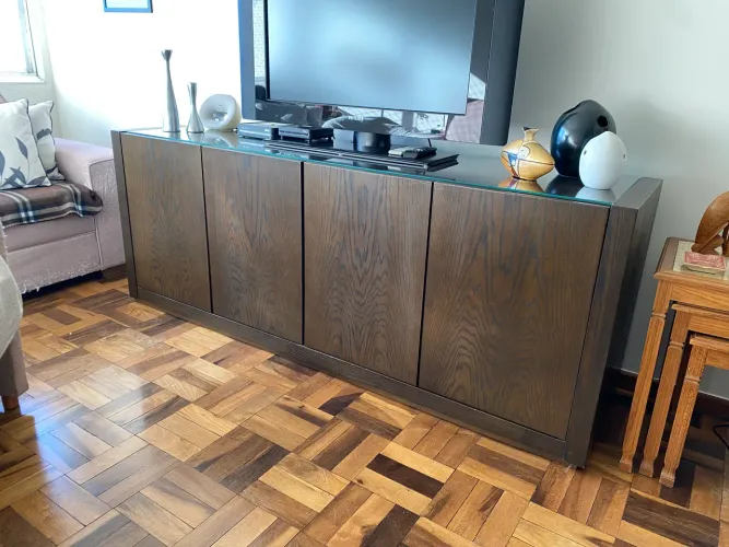 Aparador / buffet em MDF folheado de madeira