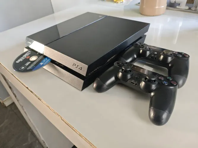 PlayStation 4 + 2 Controles + 3 Jogos Mídia Física (Muito Conservado)