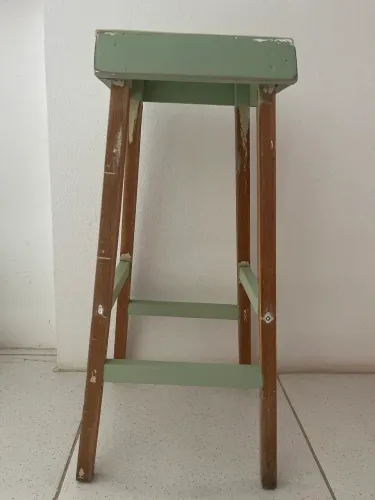 Banqueta com pintura rústica