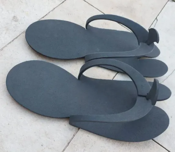Chinelo descartável em EVA tamanho único nas cores branco e preto - 10 pares