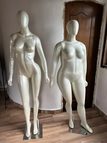 Dupla de manequins de fibra de vidro - perolado