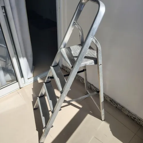 Escada em alumínio 4 degraus